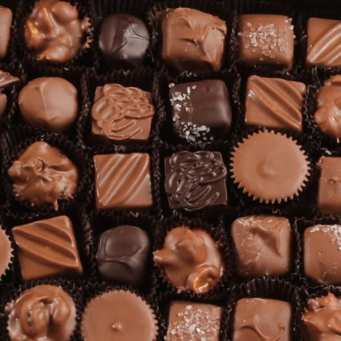 Deluxe Assortment Gift Box 16 oz